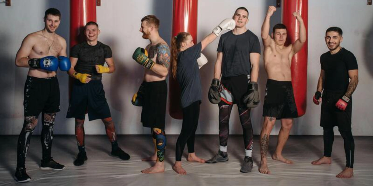 Des participants à la formation "devenir un meilleur entraîneur en sports de combat pieds-poings"